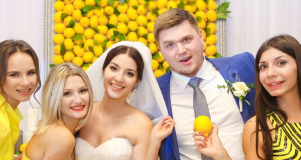 Стильная лимонная свадьба Леши и Ани в Алматы with a shade of grey
