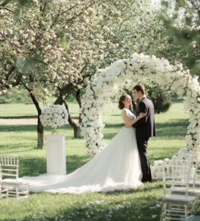 Я очарована... выездной церемонией в цветущем яблоневом саду Love Apple